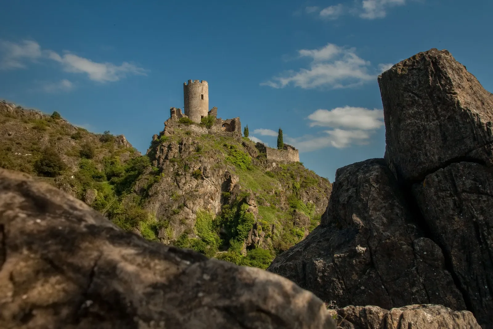 Castell de Lastours, una de les Fortaleses Reials del Llenguadoc, sobre un esperó rocós
